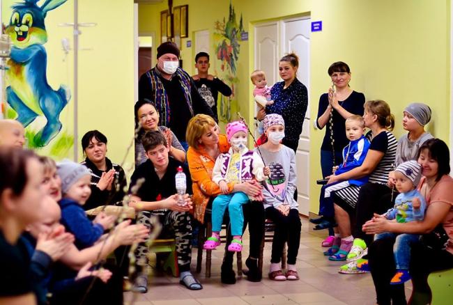У Рівному відсвяткували день зимового іменинника для онкохворих дітей (ФОТО)