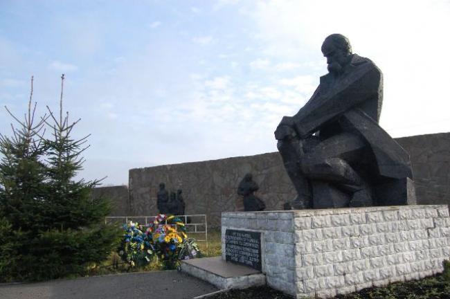 Памятник Тарасу Шевченку у с.Підлужжя на Дубенщині