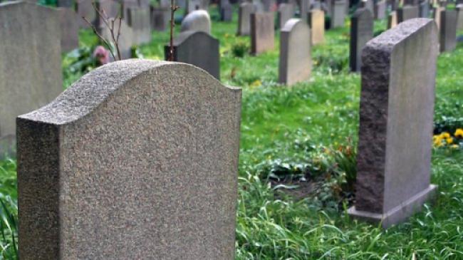 17 квітня потрібно провідати померлих на кладовищі