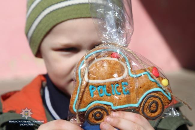 На Рівненщині поліцейські роздавали печиво, спечене на підтримку хворої дитини