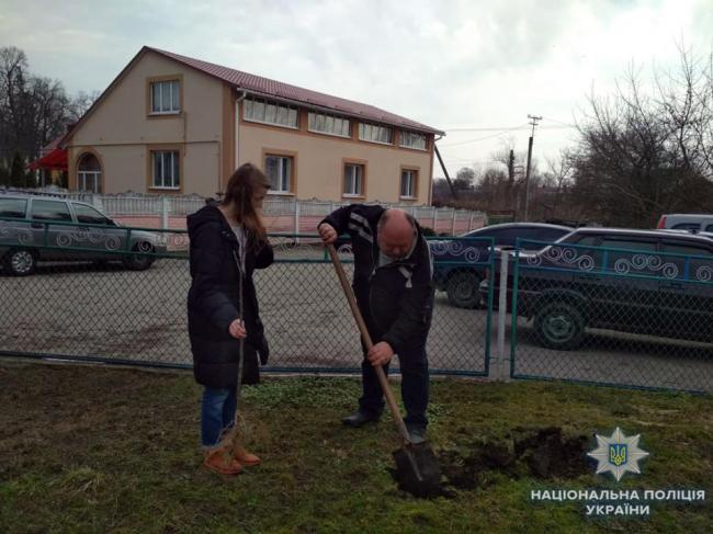 На Рівненщині представники влади займалися озелененням міста (ФОТО)