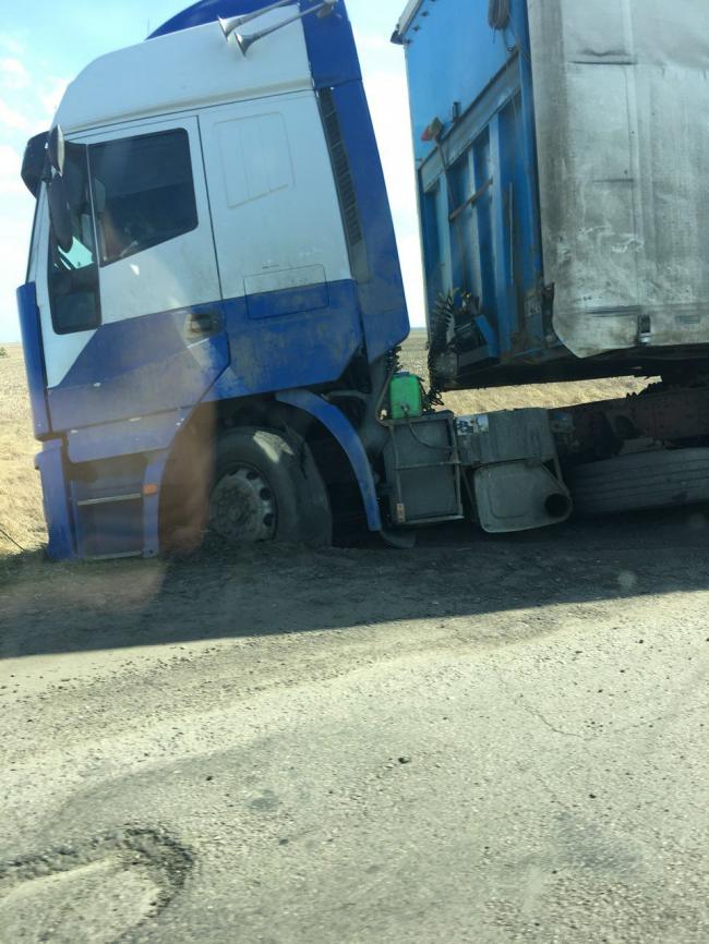 На Рівненщині у вантажівки на ходу лопнуло колесо: вона опинилася у кюветі (ФОТОФАКТ)