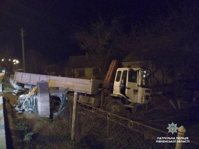 На Рівненщині вантажівка розтрощила бетонний паркан (ФОТОФАКТ)
