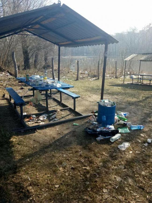 На Рівненщині відпочивальники залишають після себе гори сміття (ФОТОФАКТ)
