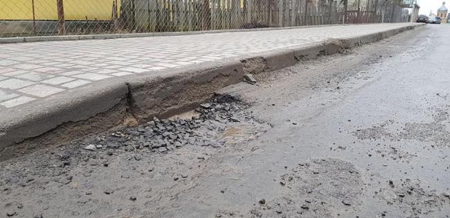 На Рівненщині відремонтована дорога не протрималась і півроку (ФОТО+ВІДЕО)