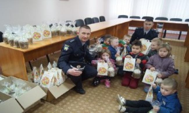 Поліція охорони навідалася з подарунками до дітей-сиріт (ФОТО)