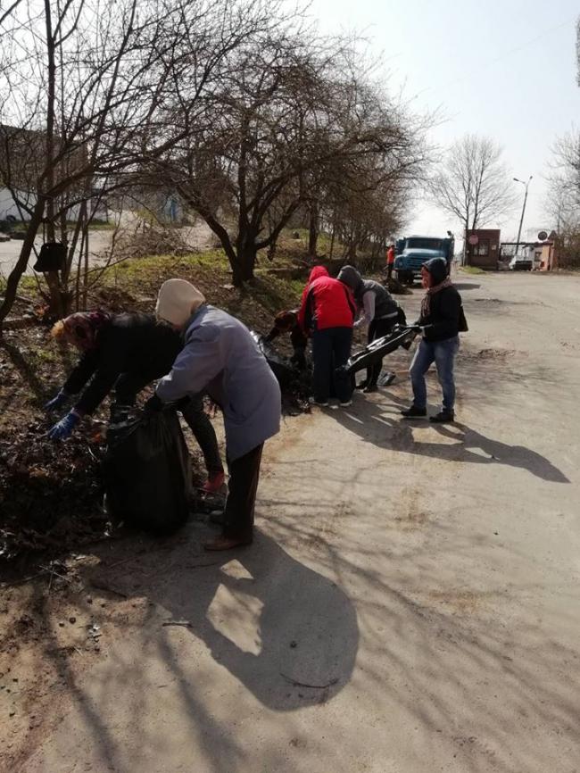Працівники Рівнеради знову вийшли на толоку: прибирають вулиці Курчатова та Київську (біля зоопарку)