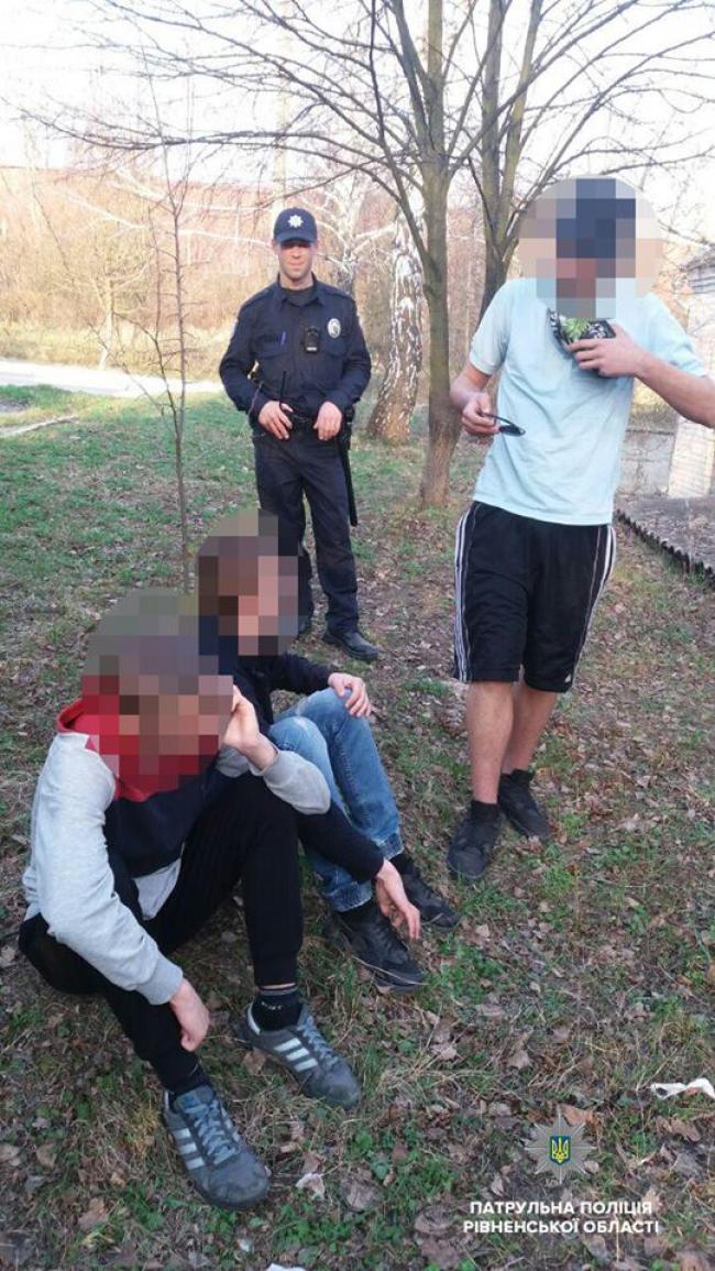 "Спалилися": у Рівному молодики намагалися позбутися наркотиків прямо на очах у поліцейських (ФОТО)