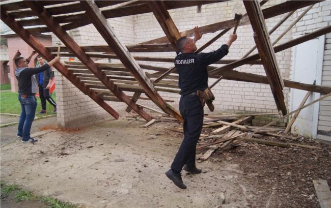У Рівному демонтували дах аварійної альтанки у дитячому садку (ФОТО)