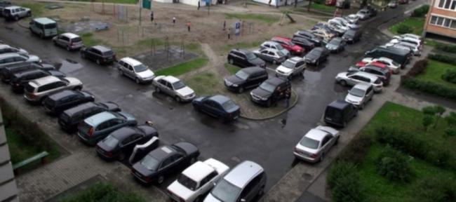 У Рівному заборонять паркуватися біля багатоповерхівок?