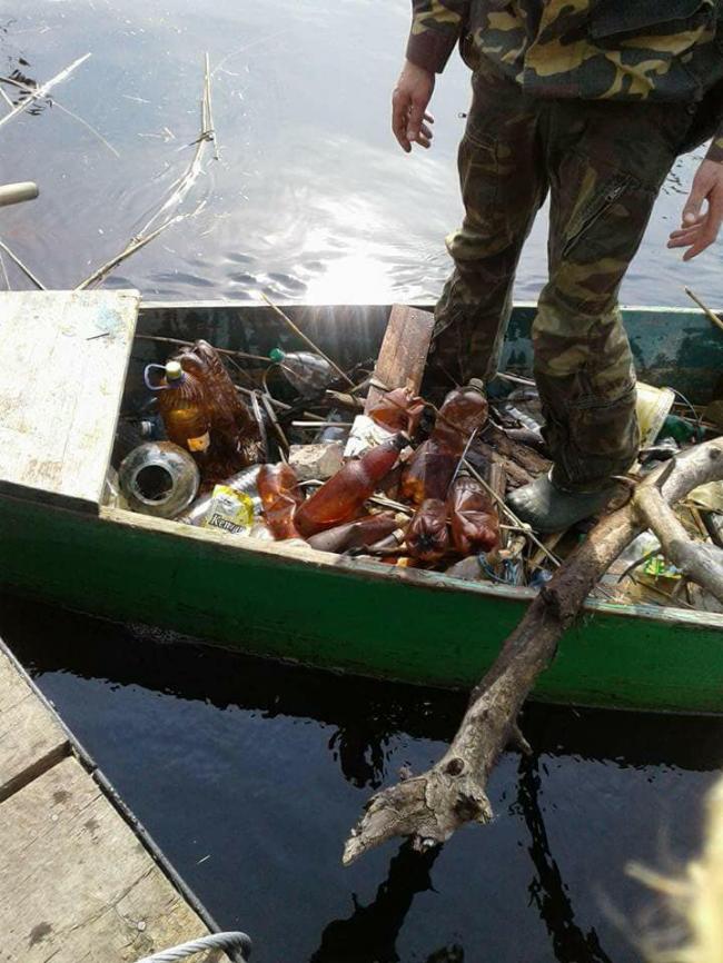 В озері на Рівненщині більше сміття, ніж води (ФОТОФАКТ)