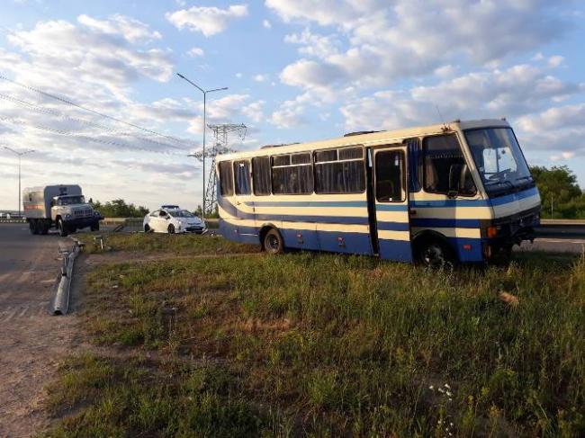 Заснув за кермом: неподалік Рівного у ДТП потрапив пасажирський автобус (ФОТО)