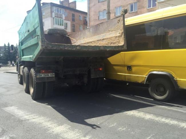 ДТП на Відінській: вантажівка в`їхала в маршрутку (ФОТО)