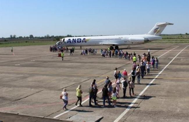 Майже 200 туристів полетіло в Анталію з рівненського аеропорту (ФОТО)