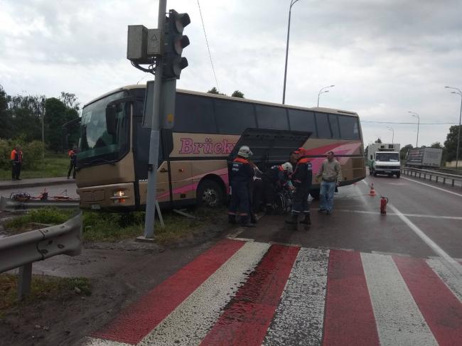 На Рівненщині автобус, який їздить до Польщі, з`їхав у кювет (ФОТО)