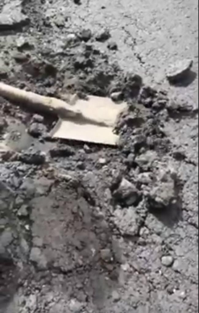 На Рівненщині асфальт можна легко... копати лопатою (ВІДЕО)