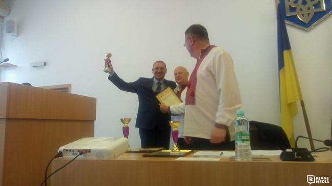 На сесії Рівнеоблради Данильчук роздавав нагороди  