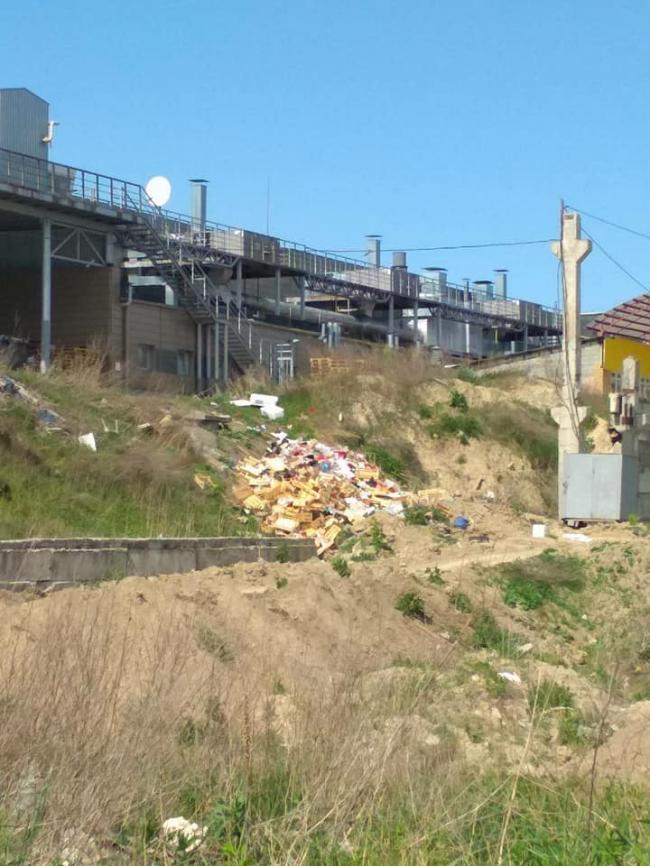Працівники супермаркета в Рівному знайшли новий "метод" боротьби зі сміттям (ФОТО)