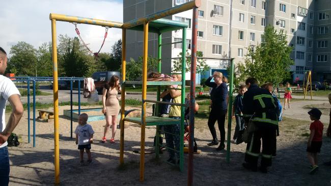 На Рівненщині 5-річна дівчинка застрягла на дитячому майданчику (ФОТО)