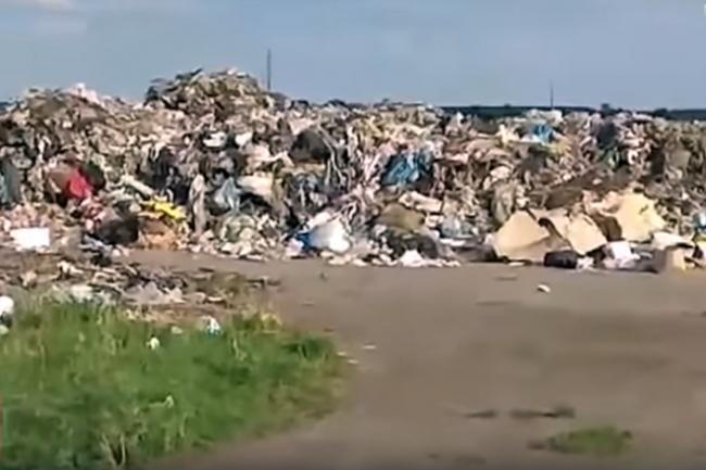 Сім вантажівок львівського сміття викинули на Рівненщині (ВІДЕО)