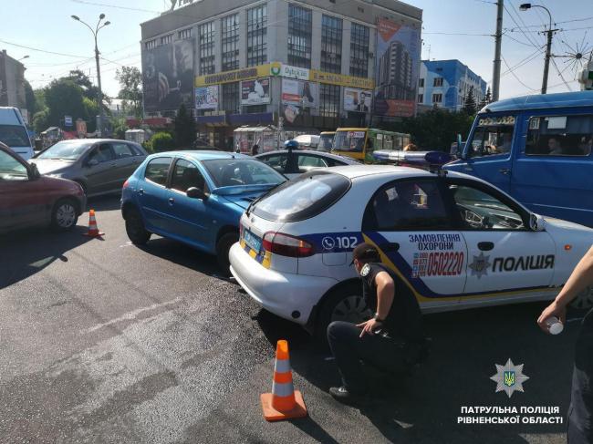 У центрі Рівного біля ЦУМу у ДТП потрапило поліцейське авто (ФОТО)