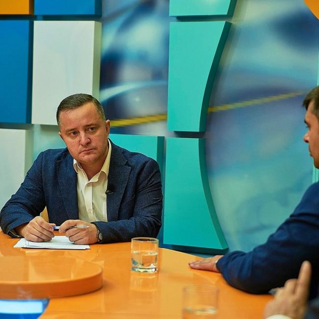Журналіст Андрій Смусь пояснив, що його пов`язує із Опанасюком