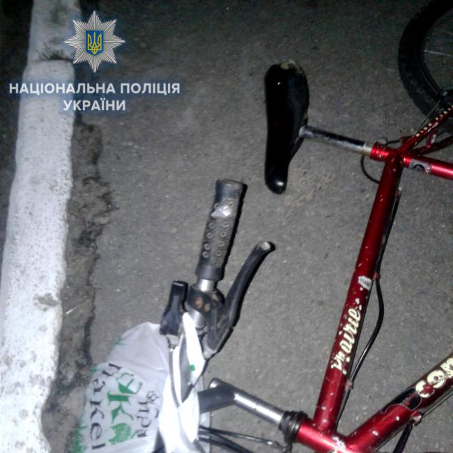 2,5 проміле, побиті двері та фара: на Рівненщині велосипедист в`їхав у поліцейське авто