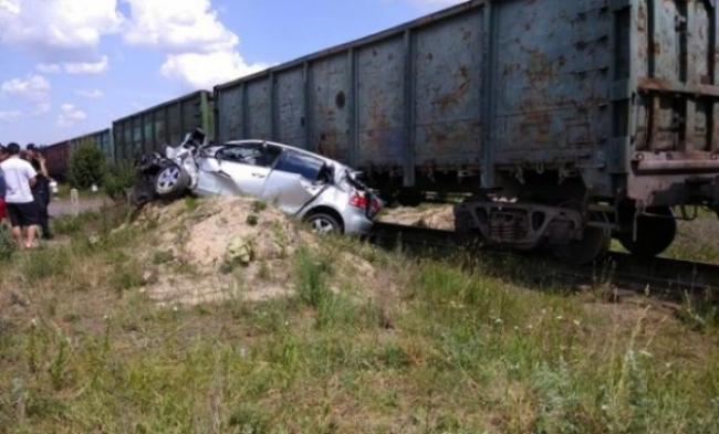 ДТП на Рівненщині: потяг протаранив авто іноземця (ФОТО)