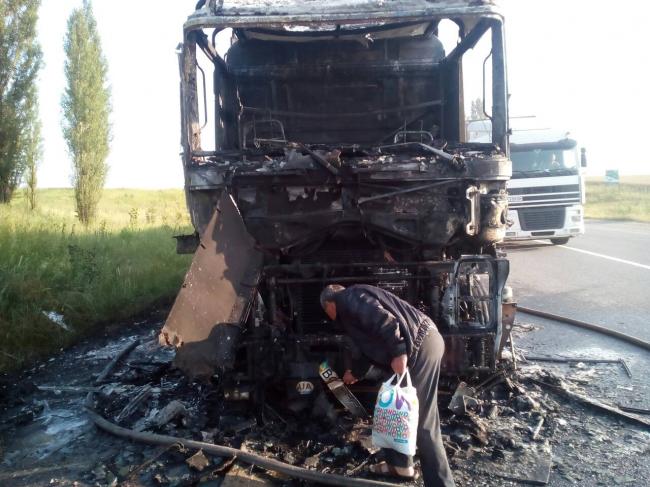 Неподалік Рівного майже вщент згоріла вантажівка 