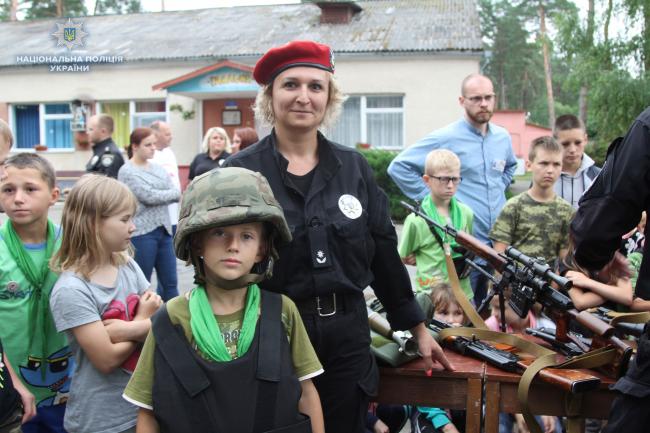 Поліцейський десант завітав у дитячий табір на Рівненщині (ФОТО)