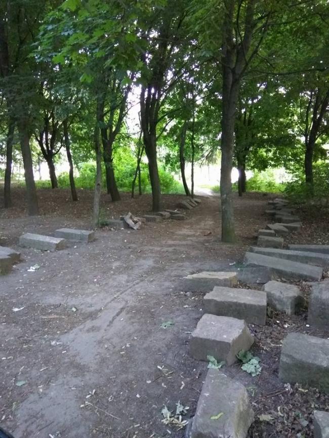 Рівняни скаржаться на занедбаність єврейського кладовища в місті (ФОТО, ВІДЕО)