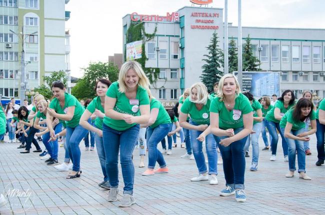 Сьогодні в центрі Рівного зберуться батьки випускників, аби провести репетицію майбутнього рекорду України