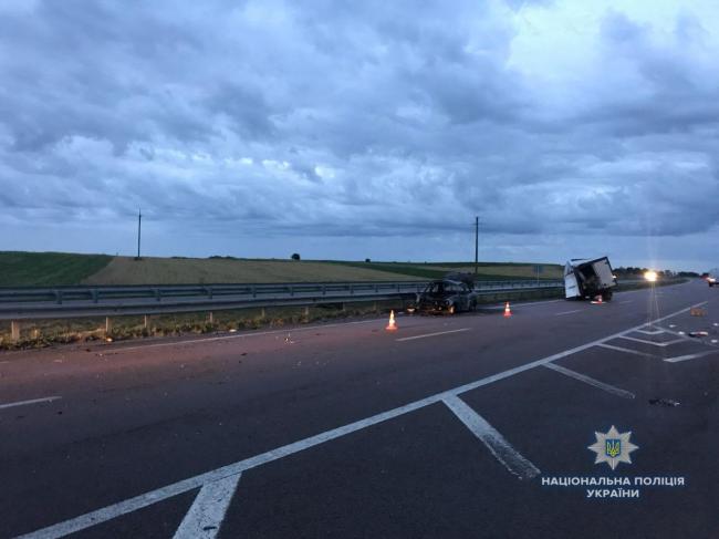 Від удару водій втратив свідомість, а його автівка спалахнула: на Рівненщині на "Київ-Чоп" трапилася ДТП