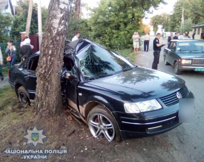 На Рівненщині авто врізалося у дерево: постраждало 6 дітей