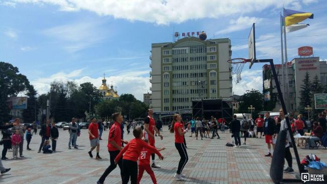 Як у Рівному святкують День молоді. ФОТОРЕПОРТАЖ