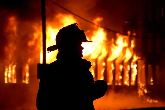 На Рівненщині згоріла господарча будівля: пошкоджено техніку до трактора