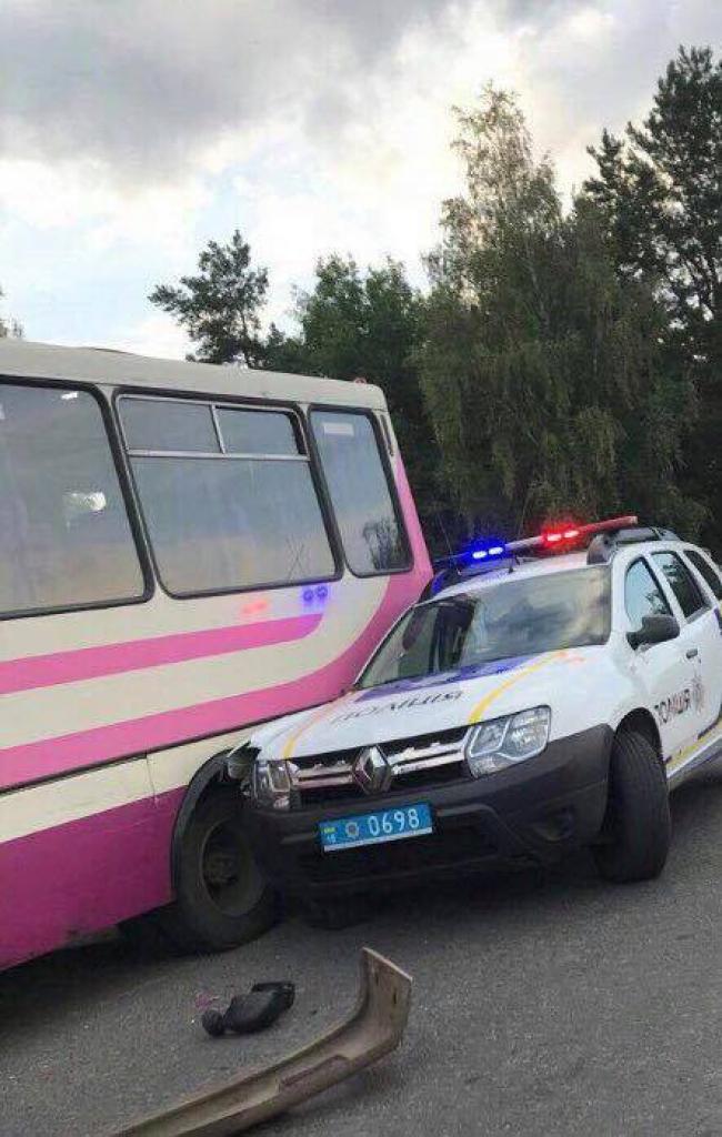 ДТП на Рівненщині: маршрутка зіткнулася з поліцейським авто (ФОТО)