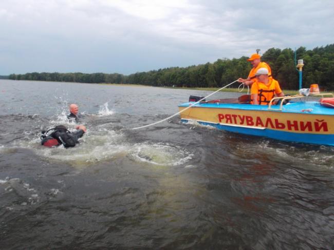 На Білому озері перевіряли, чи вміють мешканці рятувати життя