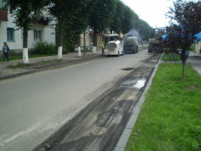 У райцентрі на Рівненщині до Дня міста ремонтують дороги (ФОТО)
