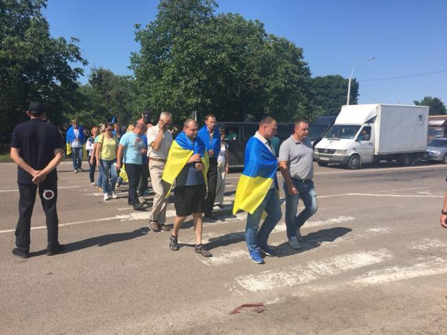 На Рівненщині протестувальники перекрили дорогу (ФОТО)