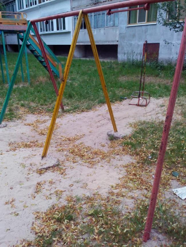 Побиті лавки та зігнуті гірки: на Рівненщині ніхто не ремонтує небезпечний дитячий майданчик (ФОТО)