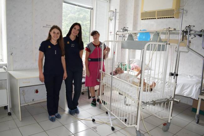 Рівненські рятувальники провідали 5-річного хлопчика, що лежить з опіками у лікарні