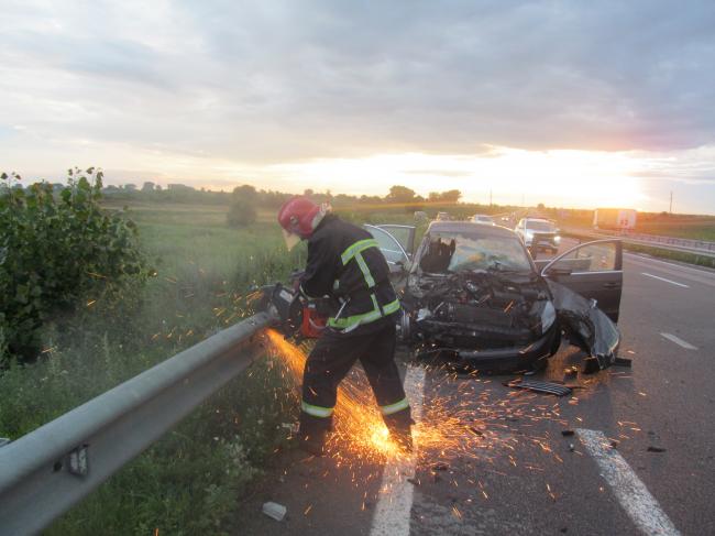 Смертельна ДТП на Рівненщині: тіло загиблого з авто діставали рятувальники