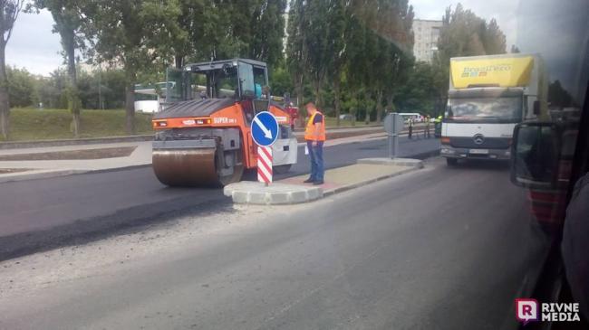 У Рівному на Шухевича - затор через ремонт (ФОТО)