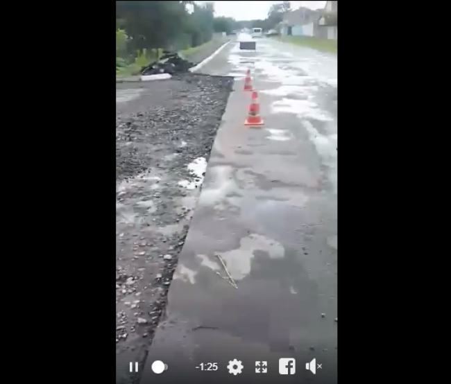У селі на Рівненщині вкладають асфальт на мокрий щебінь (Відео)