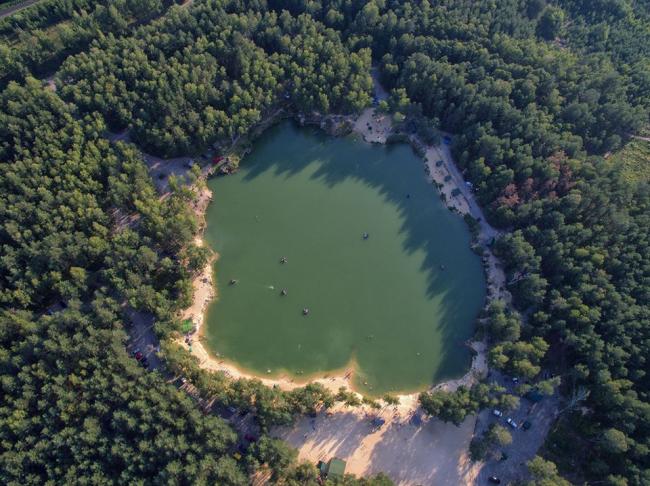 На Рівненщині можна відпочити на озері чистого блакитного кольору