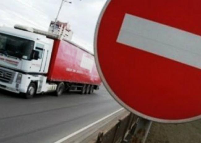 До відома водіїв вантажівок: на Рівненщині тривають обмеження на проїзд у спеку
