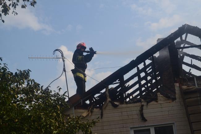 У пожежі на Рівненщині вщент згорів дах будинку (ФОТО)