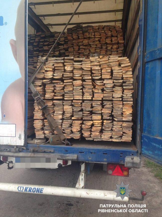 На Рівненщині патрульні зупинили вантажівку з лісом, але без документів