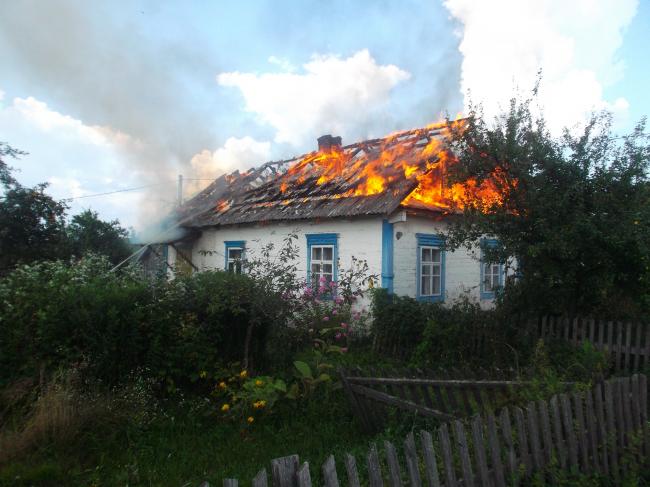 На Рівненщині згорів дах житлового будинку та домашні речі (ФОТО)